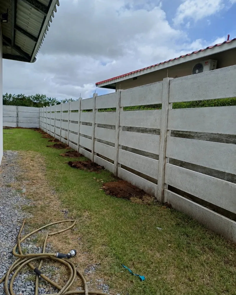 Muro Prefalego ALTUM con líneas horizontales en residencia urbana con techo de teja