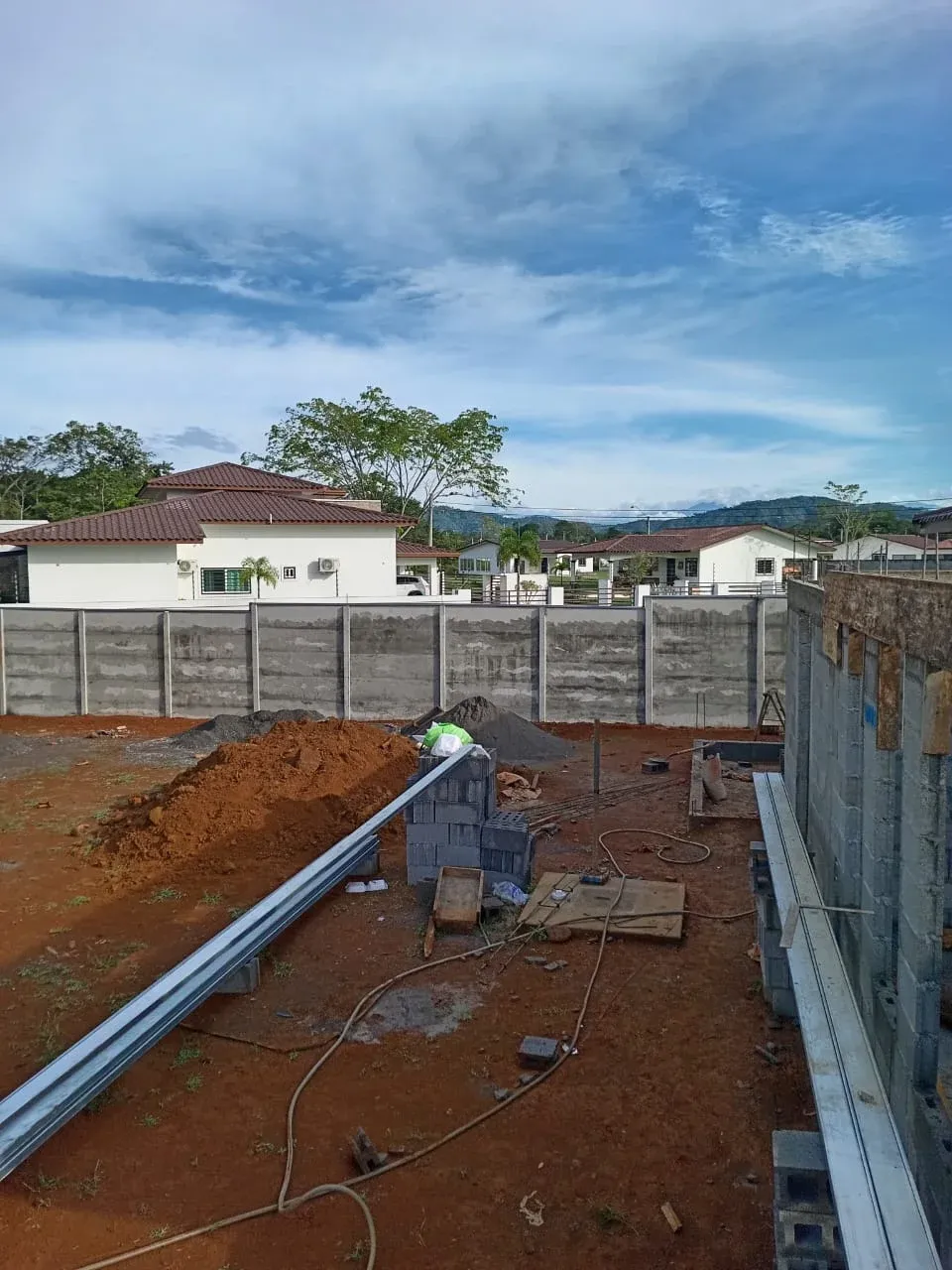 Vista superior de obra con muro perimetral en construcción y excavación para nuevos paneles