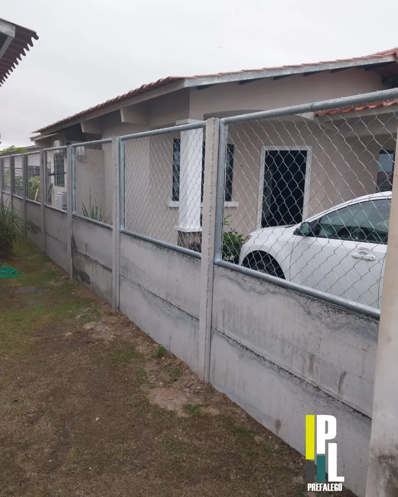 Cerca PERIMAX combinando base de muro de concreto y malla metálica en propiedad residencial