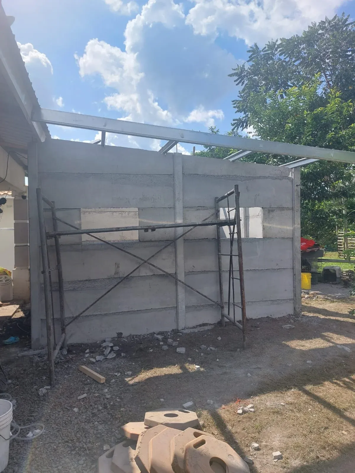 Cuarto de servicio prefabricado con muros de concreto y techo metálico en proceso de obra