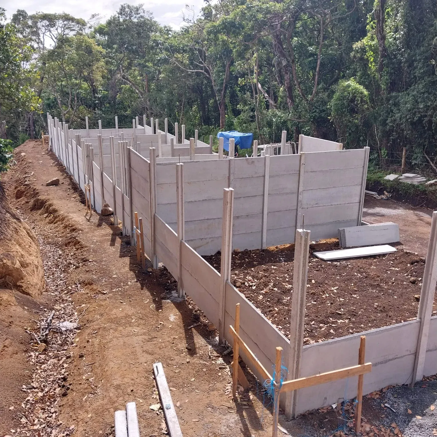 Estructura grande de casa prefabricada en obra con cimentación de concreto continua
